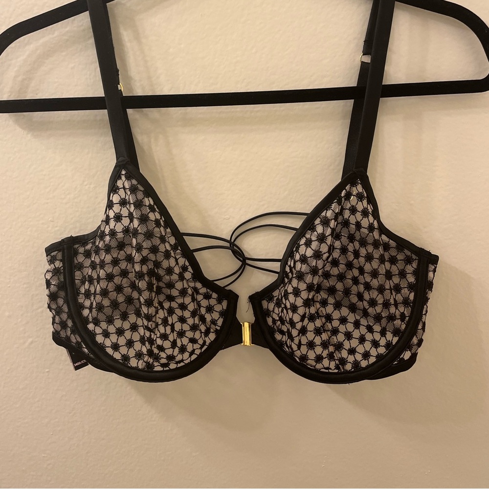 VS Very Sexy unlined lace bra
